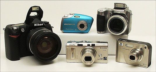 Un reflex numériques Nikon, ou haut de gamme, l'appareil photo (à gauche) avec une sélection de plus de base, et moins expé