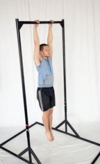 Avancée ab exercice pour le fitness paléo: l'élévation de la jambe de suspension