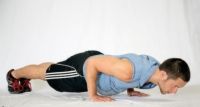 Débutant poussoir pour le fitness paléo: le push-up