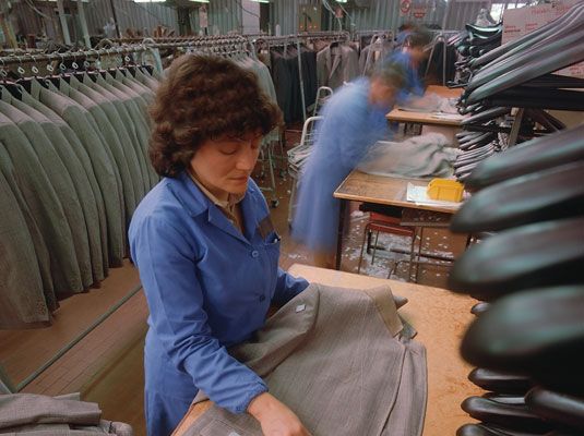 Les travailleurs des ateliers clandestins font des vêtements bon marché, dans des conditions parfois dangereuses et insalubres. [Crédit: