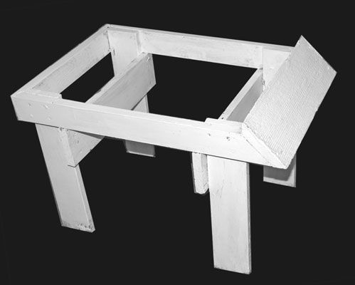 Vous pouvez construire un stand de table simple à élever votre ruche sur le sol humide. Notez comment il est ouvert sur