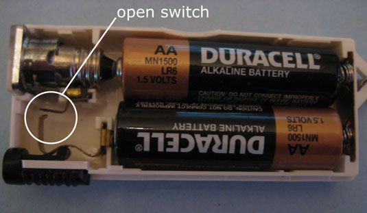Un interrupteur en position ouverte déconnecte l'ampoule de la batterie, la création d'un circuit ouvert.