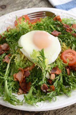 Chicorée bouclés et salade de œuf poché, vinaigrette avec du bacon (salade de fris & amp; # 233-e aux lardons)