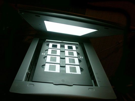 Un scanner à plat avec une source de lumière dans son couvercle peut numériser un film.