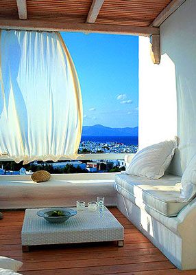 Capturez la sensation de vacances ensoleillée avec décoration méditerranéenne grecque.