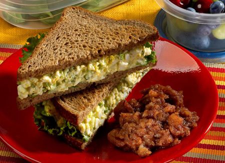 Photographie - La salade aux oeufs recette de sandwich pour votre alimentation-ventre plat