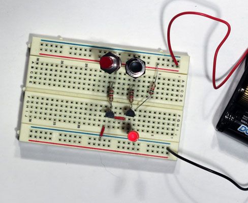 A deux transistor porte NAND sur une planche à pain.