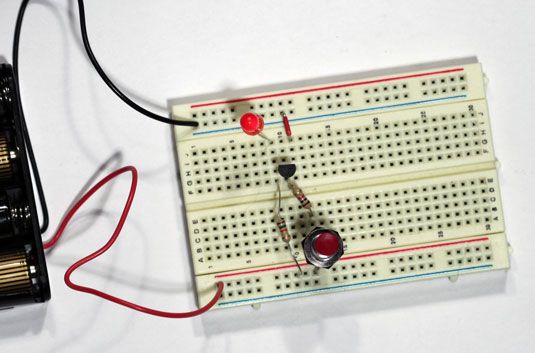 Un transistor porte NON monté sur une planche à pain.