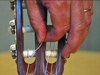Comment attacher des cordes en nylon au poste de réglage d'une guitare acoustique