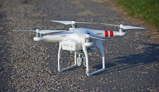 Indicateurs de sécurité drones devraient vous garder en sécurité. [Crédit: Source: Nan Palmero / Creative Commons]