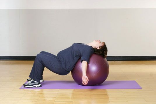 Une boule en plastique surdimensionné est un gadget de flexibilité astucieux, parfait pour l'exercice pendant la grossesse. [