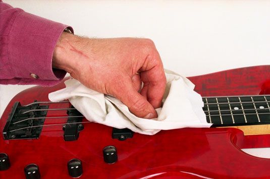 Photographie - Comment nettoyer une guitare basse