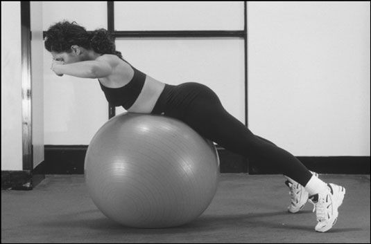 Effectuer l'extension de dos sur un Physioball pour ajouter de la variété à votre entraînement. [Crédit: Photographie par S