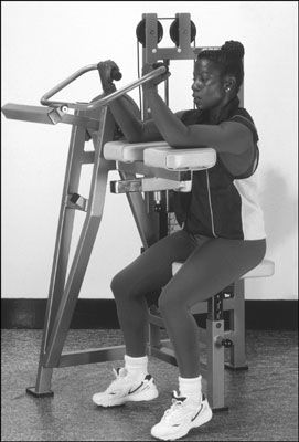 La machine à bras-curl est une alternative de gym pour les biceps haltères curl. [Crédit: Photo de Sunst