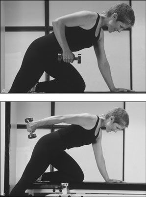 Assurez-vous que votre épaule doesn't drop below waist-level during the triceps kickback. [Credit: 