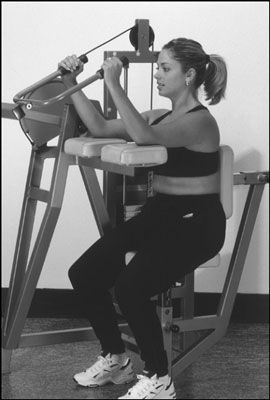 Utilisez la machine triceps extension à la salle de gym comme une alternative à l'rebond triceps. [Crédit: Ph