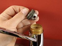 Comment réparer un robinet qui fuit: type rotatif-ball