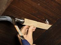 Comment fixer un plancher qui grince causés par les écarts entre le sous-plancher et solives