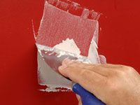 Comment réparer de petites fissures dans le plâtre