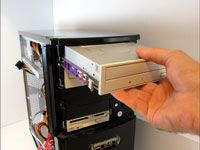 Comment installer un interne lecteur CD / DVD de votre ordinateur