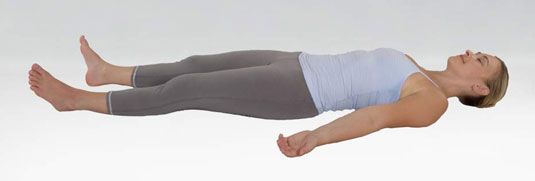 Photographie - Comment se détendre avec la posture de yoga cadavre