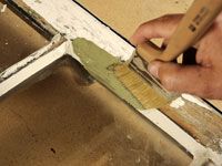 Comment faire pour remplacer une vitre brisée dans une fenêtre à ossature de bois