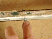 Comment faire pour remplacer une vitre brisée dans une fenêtre à ossature de bois