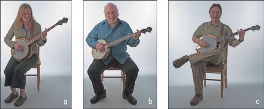 Erin (a), Jody (b), et le projet de loi (C) montrent trois façons différentes de plaisir à jouer du banjo tout en restant assis.
