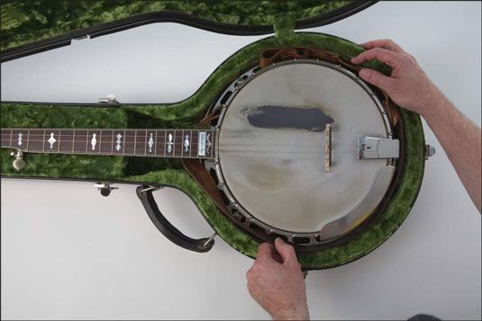 Obtenir la sangle sur la voie quand il's time to put the banjo in its case. [Credit: Photog