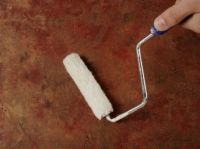 Comment prendre le papier peint de plâtre par trempage et gratter