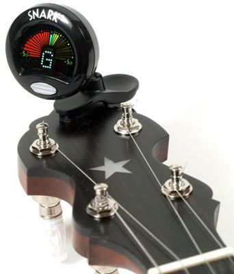 Utilisation d'un tuner pince électronique permet un réglage plus facile banjo. [Crédit: Photo gracieuseté de Elderl