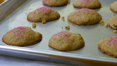 Une simple feuille, biscuits en métal offre un grand fond de ces cookies. [Crédit: Focale: