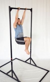 Intermédiaire ab exercice pour le fitness paléo: l'augmentation pendaison du genou