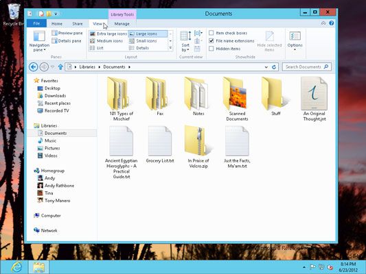 Ouvrez Windows 8's Desktop app, and Windows' traditional desktop appears, ready for serio