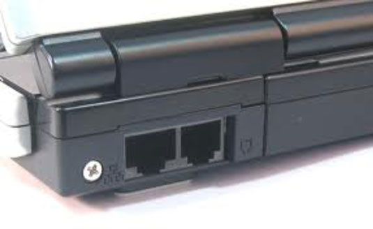 Une prise réseau (à gauche) et prise modem (à droite) sur le dos d'un ordinateur portable.