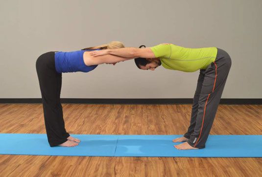 Photographie - Yoga partenaire: comment faire la table partenaire pose et double triangle