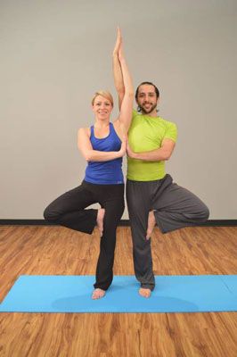 Photographie - Yoga partenaire: comment faire l'arbre partenaire pose et le yoga miracle pose