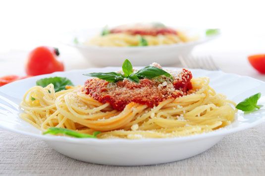 Photographie - Pâtes à la tomate et sauce au basilic (Pasta Pomodoro basilico e)