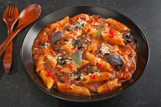 Photographie - Penne aux tomates, les câpres, les anchois et les olives (pâtes alla Puttanesca)