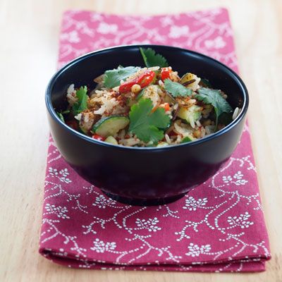 Photographie - Recette pour le riz sauvage avec des cerises et pignons de pin dans la salade tasses