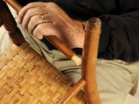 Photographie - Réparation des vieilles chaises en bois