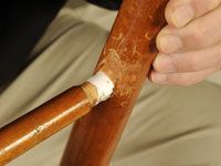 Réparation des vieilles chaises en bois