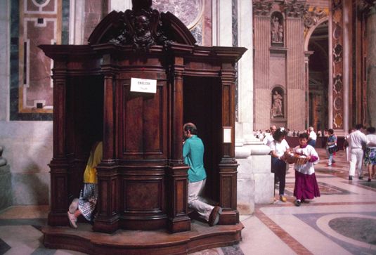 Aller à la confession peut impliquer à genoux dans un confessionnal et de voir le prêtre à travers un écran.