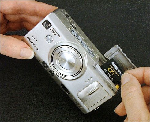 Insérez votre carte mémoire dans (ou supprimer) votre appareil photo numérique.
