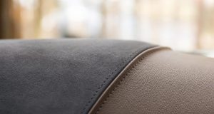 Alcantara ou simili-cuir, quelle texture pour votre housse de selle sur mesure