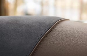 Alcantara ou simili-cuir, quelle texture pour votre housse de selle sur mesure