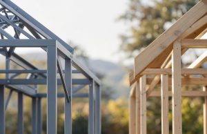 Charpente métallique ou bois dans la Loire, quel choix faire