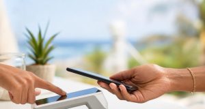 Écran tactile et lecture NFC révolutionnent les paiements à La Réunion