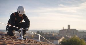 Pose de lignes de vie à Pamiers par votre couvreur expert en sécurité